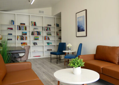 The library with books and couches at Pasadena Villa